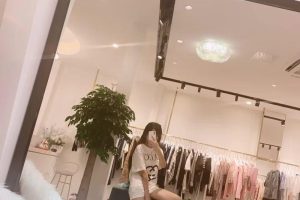 跟青春女孩的舌吻，浪漫又刺激!有长腿有大波大屁股!