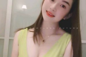 青年路地铁站校花级美女芊芊22岁青春下粉下紧.