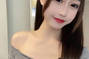 看若清纯可爱，穿上黑色裙子丝袜性感太诱人小妹妹