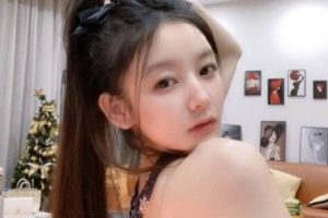 草房一位超爽的妹子屁股摇的很给力特骚