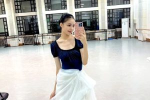 草房会跳舞的小姐姐 一字马无人能及