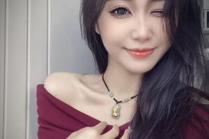 大眼睛服务型小姐姐