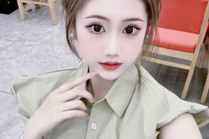 私密店选的的清纯迷人肤白大长腿