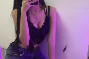 迷人黑丝大长腿，五官精致的美女