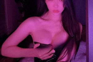 娇羞动人，楚楚可怜的样子真 是让人欲罢不能