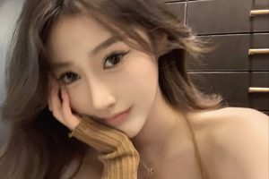 刚下水的白皮女生粉嫩水超多