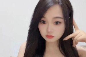 大胸超甜的妹子，皮肤又白又嫩