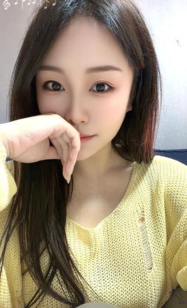 妆容精致身材很好高挑大长腿